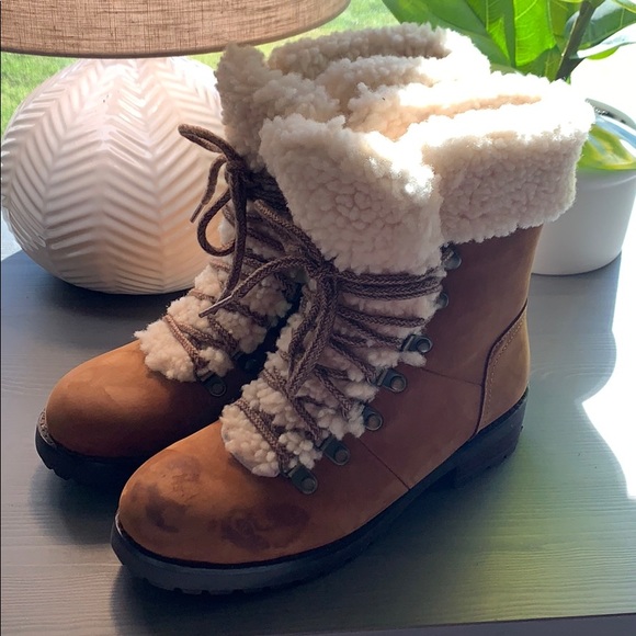 {UGG} Boots Size 6 - Picture 1 of 7